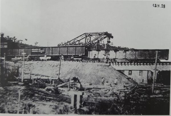 Construção da ponte Florentino Avidos em 1926 por Álbum Florentino Avidos