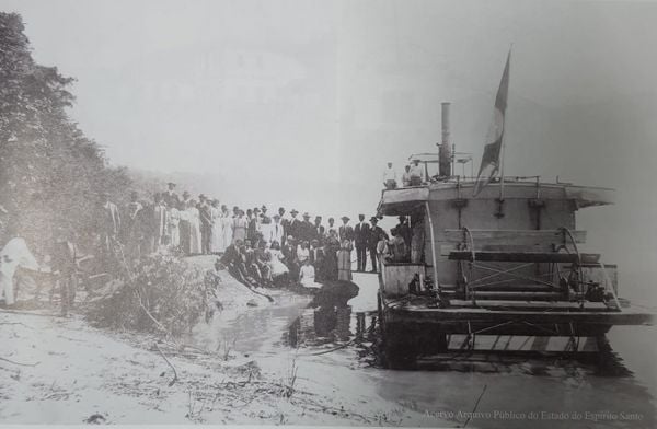Embarque no vapor Milagre em 1908 por Álbum Jerônimo Monteiro - APEES