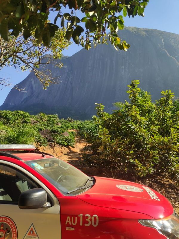 O cachorro ficou preso próximo ao topo de uma pedreira, na comunidade de Santo Antônio da Boa Conserva