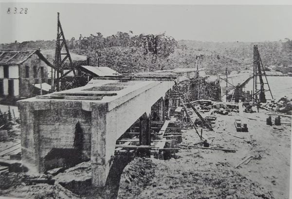 Início da obra de construção da ponte Florentino Avidos em 1926 por Álbum Florentino Avidos