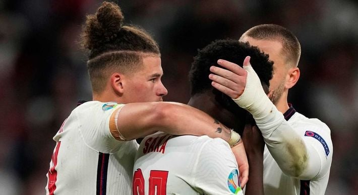 Jogadores negros da seleção inglesa sofreram com a discriminação racial de sua própria torcida após a final da Eurocopa