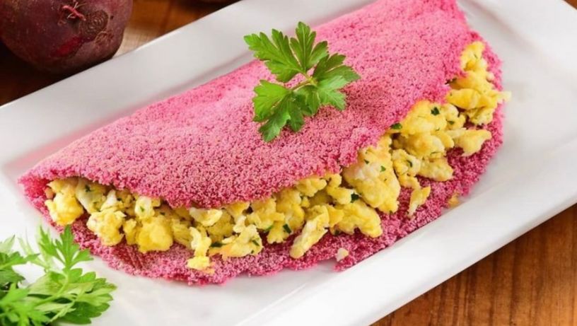 Tapioca colorida com suco de beterraba é opção na Oca Café Tapiocaria