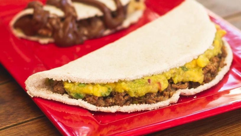 Tapioca de guacamole com carne e tapioca de Ninho com Nutella da Raiz Brasil Tapiocaria