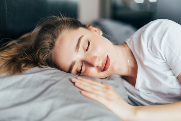 A dermatologista Karina Mazzini destaca que é de extrema importância limpar, tonificar e hidratar a pele antes de dormir.