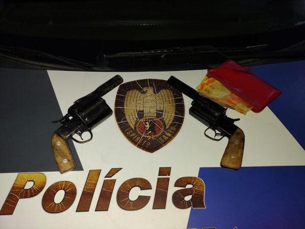 Armas apreendidas com assaltantes em loja de Cariacica