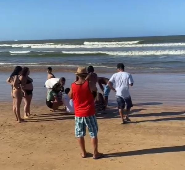 Dois homens se afogaram na praia de Jacaraípe, na Serra, e um deles continua desaparecido