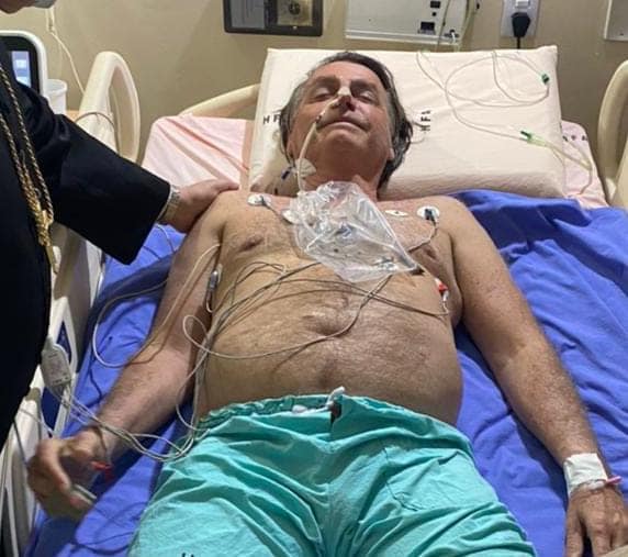 Jair Bolsonaro divulgou imagem de si mesmo no hospital após ser internado com dores abdominais