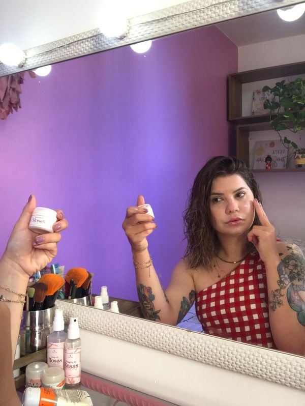Juliana Carriço é apaixonada pelos rituais de skincare e não abre mão dos cuidados mesmo quando está de home office.
