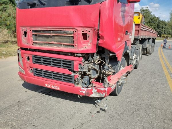 Motorista da carreta não se feriu