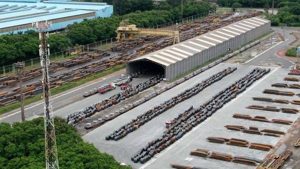 O Plano Estratégico de Pavimentação de vias está em andamento, com previsão de encerramento da primeira fase em setembro. Investimento de R$ 40 milhões.