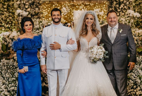 Os noivos Gabriella Nemer e Adyr Nicchio e os pais do noivo Morgana Menegatti e Claudney Pedro Nicchio 