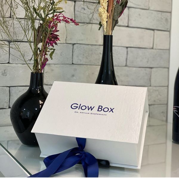 Pensando nisso, o Instituto Gasperazzo, em parceria com a farmácia Alquimia, desenvolveu a GlowBox, um kit de produtos para um cronograma de cuidados em casa após os procedimentos realizados na clínica.