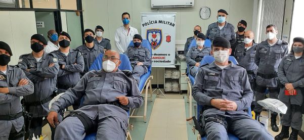PMs na sala de doação de sangue da Santa Casa de Cachoeiro