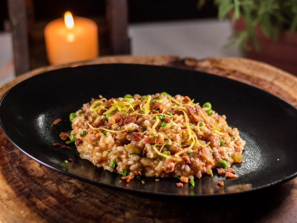Risoto de linguiça, bacon, alho-poró, funcho e ervilhas frescas  por Marcelle Louback