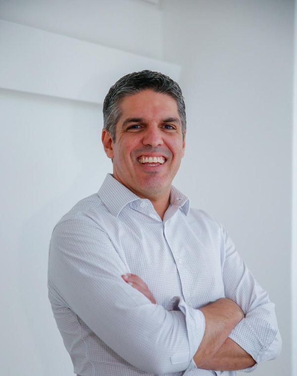Segundo o cirurgião vascular Rodrigo de Paula França, a Covid-19 pode causar variadas e complexas anormalidades no sistema de coagulação do organismo, criando um ambiente propício à formação de coágulos.