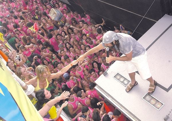  13/11/2005 - ES - Vitória - Trio elétrico Chiclete com Banana do cantor Bel Marques, puxando o bloco Nana Banana no segundo dia do Vital. Editoria: Cidades - Foto: Fábio Vicentini - GZ
