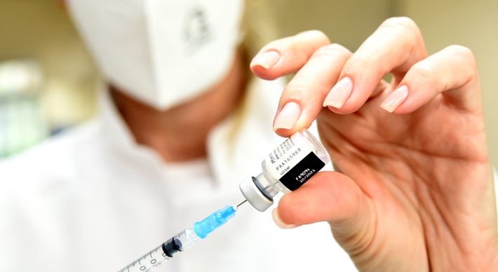 Artigo na revista científica Nature indica neutralização efetiva do vírus após vacinas, mas células de memória em recuperados combatem novas variantes