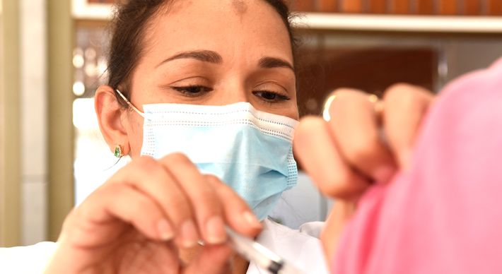 Os imunizantes são voltados para aplicação da primeira, segunda e terceira doses. A vacinação teve início na última segunda (25) e segue até sexta-feira (29), das 10h às 17h, no L2 do centro comercial