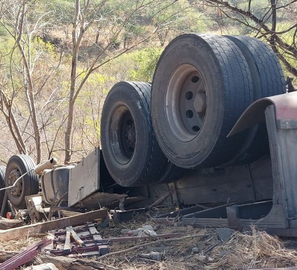 Carreta tomba e motorista morre na BR 259, em Baixo Guandu, no ES