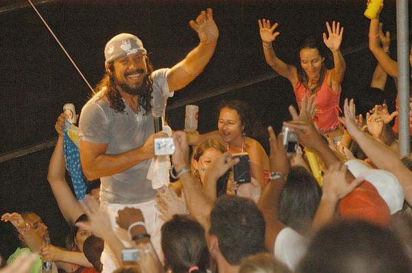 Data : 14/11/2005 - ES - Vitória -  Beel Marques , vocalista do Nana Banana, comprimentando os foliões da arquibancadas no Vital   da Praia de Camburi.   Editoria : Cidades - Fotot : Nestor Muller - GZ