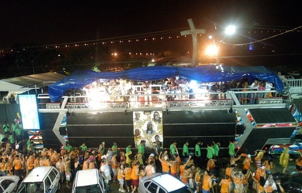 Data: 10/11/2006 - ES - Vitória - Bloco Nana Banana iniciando o Vital, realizado na Praça do Papa, na Enseada do Suá, em Vitória. Editoria: Cidades - Foto: Gustavo Louzada - GZ por Gustavo Louzada