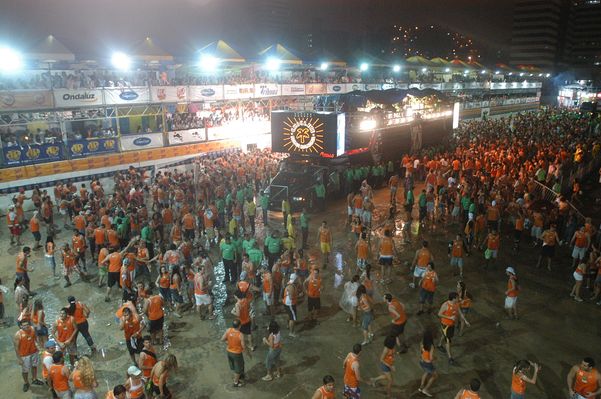 Data: 10/11/2006 - ES - Vitória - Bloco Nana Banana iniciando o Vital, realizado na Praça do Papa, na Enseada do Suá, em Vitória. Editoria: Cidades - Foto: Gustavo Louzada - GZ por Gustavo Louzada
