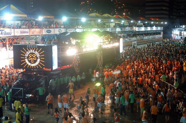 Data: 10/11/2006 - ES - Vitória - Bloco Nana Banana iniciando o Vital, realizado na Praça do Papa, na Enseada do Suá, em Vitória. Editoria: Cidades - Foto: Gustavo Louzada - GZ por Gustavo Louzada