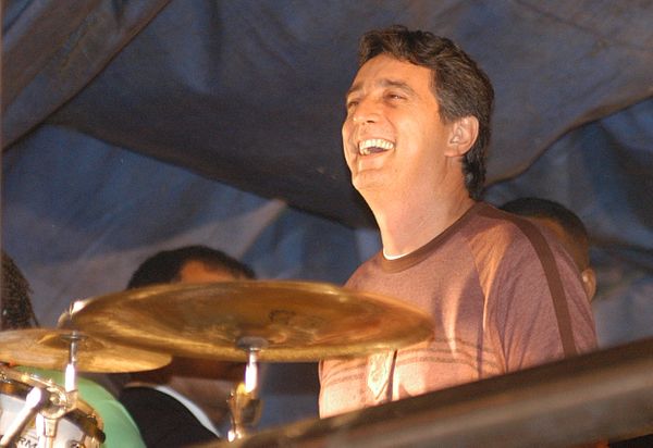 Data: 12/11/2005 - ES - Vitória - O ator da Globo, Eduardo Galvão, toca percussão no trio elétrico do Babado Novo, durante apresentação no Vital por Carlos Alberto da Silva