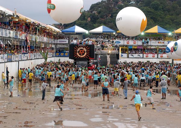 Data: 12/11/2006 - ES - Vitória - Bloco Nana Banana passando pelos camarotes do Vital na Praça do Papa  por Gabriel Lordêllo