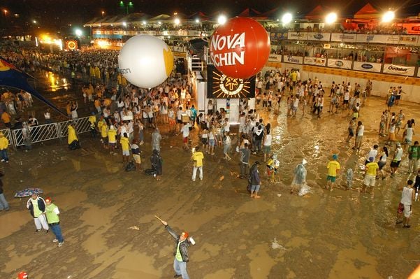 Data: 12/11/2006 - ES - Vitória - Bloco Nana Banana passando pelos camarotes do Vital na Praça do Papa  por Gabriel Lordêllo