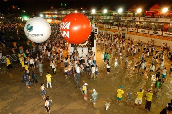 Data: 12/11/2006 - ES - Vitória - Bloco Nana Banana passando pelos camarotes do Vital na Praça do Papa  por Gabriel Lordêllo