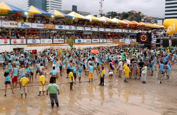 Data: 12/11/2006 - ES - Vitória - Bloco Nana Banana passando pelos camarotes do Vital na Praça do Papa  por Gabriel Lordêllo
