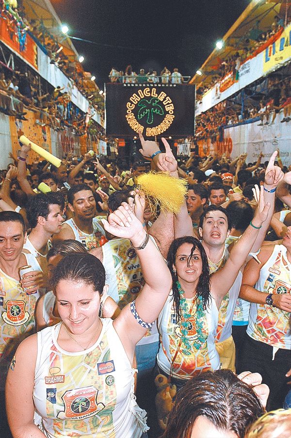 Data: 13/11/2004 - ES - Vital 2004 -  Foliões do bloco Chiclete com Banana, desfilando por  Nestor Muller/Arquivo A Gazeta