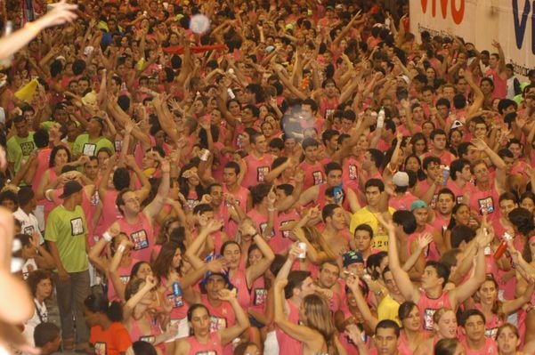 Data: 13/11/2004 - ES - Vital 2004 -  Foliões do bloco Mukeka, desfilando  - Editoria: Cidades - Foto: Nestor Muller - Jornal A Gazeta.------Obs do Corte: Foto CorWilliam