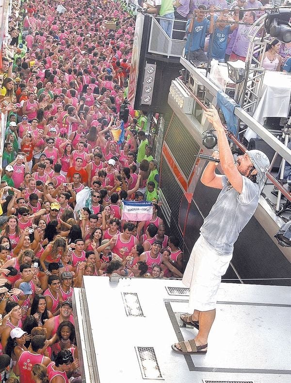 Data: 13/11/2005 - ES - Vitória - Trio elétrico Chiclete com Banana do cantor Bel Marques, puxando o bloco Nana Banana no segundo dia do Vital por Fábio Vicentini/Arquivo A Gazeta