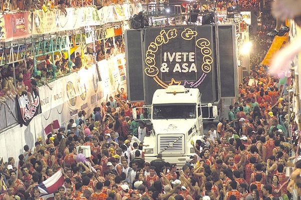 Data: 13/11/2005 - ES - Vitória - Trio elétrico da banda Asa de Águia puxando o bloco Cerveja & Coco no segundo dia do Vital. Editoria: Cidade - Foto: - NA