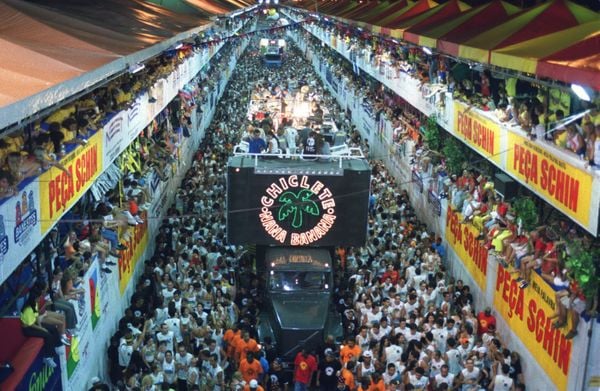 Data: 7/11/2004 - Vital 2002, desfile do bloco Chiclete com Banana