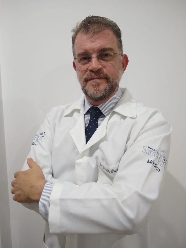 De acordo com Evandro Duccini, cirurgião de cabeça e pescoço do Hospital Santa Rita, os sintomas do câncer no olho frequentemente aparecem em estágios iniciais, quando o prognóstico de cura é de cerca de 85%.