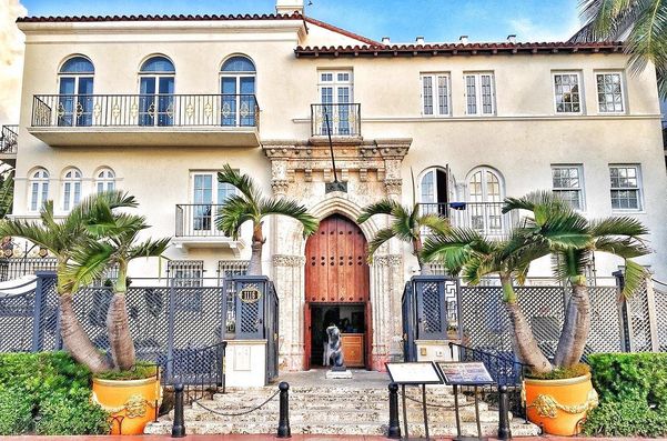 Fachada da mansão que era de Gianni Versace, em Miami, nos Estados Unidos. Agora local funciona como hotel e cerimonial