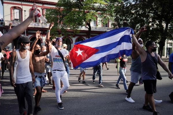 Manifestantes exibem bandeira de Cuba durante protesto em Havana, no dia 11 de julho