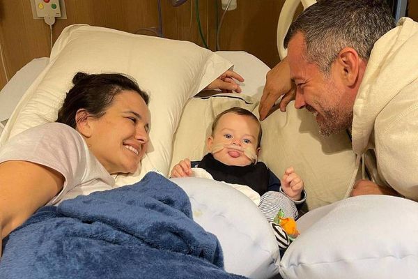 O casal Kyra Gracie e Malvino Salvador com seu filho Rayan que foi internado por uma bronquiolite