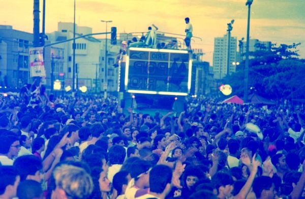 Data 26-11-94 - Vital 94 - Foliões pulando carnaval em Camburi  por  Nestor Muller 