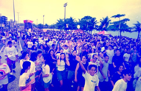 Data 26-11-94 - Vital 94 - Foliões pulando carnaval em Camburi  por  Nestor Muller 