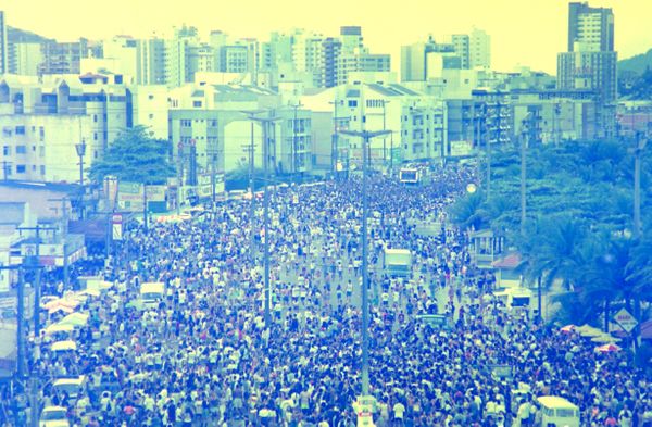 Data 26-11-94 - Vital 94 - Foliões pulando carnaval em Camburi  por  Nestor Muller 