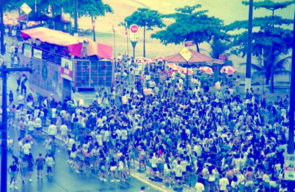 Data 26-11-94 - Vital 94 - Foliões pulando carnaval em Camburi  por  Nestor Muller 