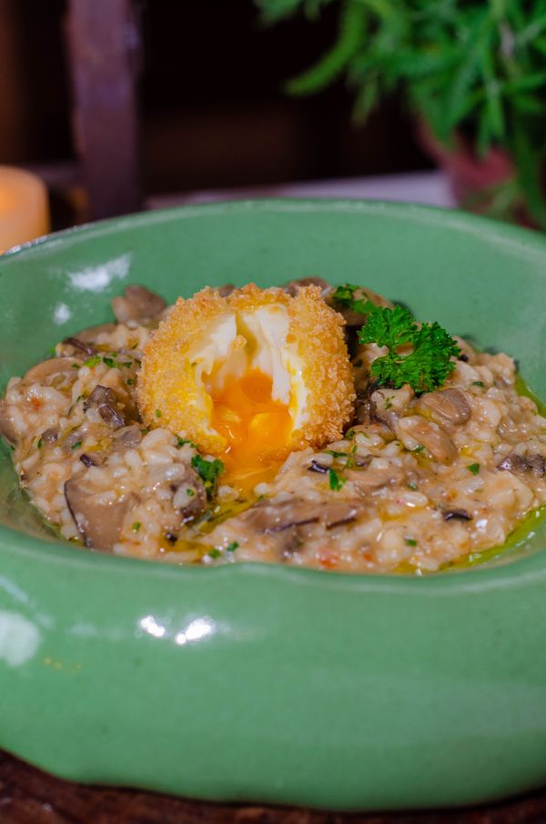 Risoto de cogumelos silvestres com ovo mollet empanado  por Marcelle Louback
