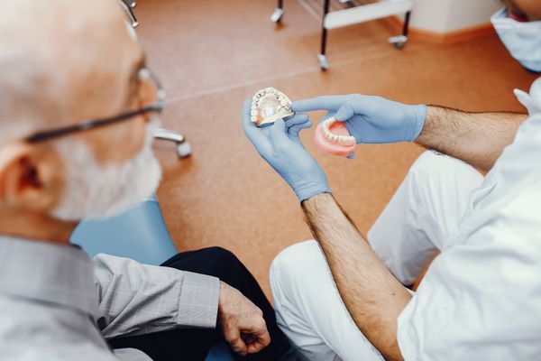 Segundo a dentista Luciane Alves, com o avanço dos tratamentos odontológicos e de orientações a esses cuidados, hoje é possível chegar à terceira idade com todos ou maior parte dos elementos dentários naturais e em função.