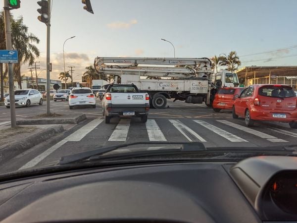 Um caminhão quebrou e interrompeu o tráfego de veículos na BR 101 na Serra nesta quita-feira (15)