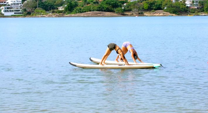 A yoga praticada em uma prancha de stand up pode causar um certo receio. Mas fique tranquilo, é um momento de lazer e calmaria