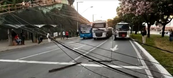 Carro derruba poste em Cariacica